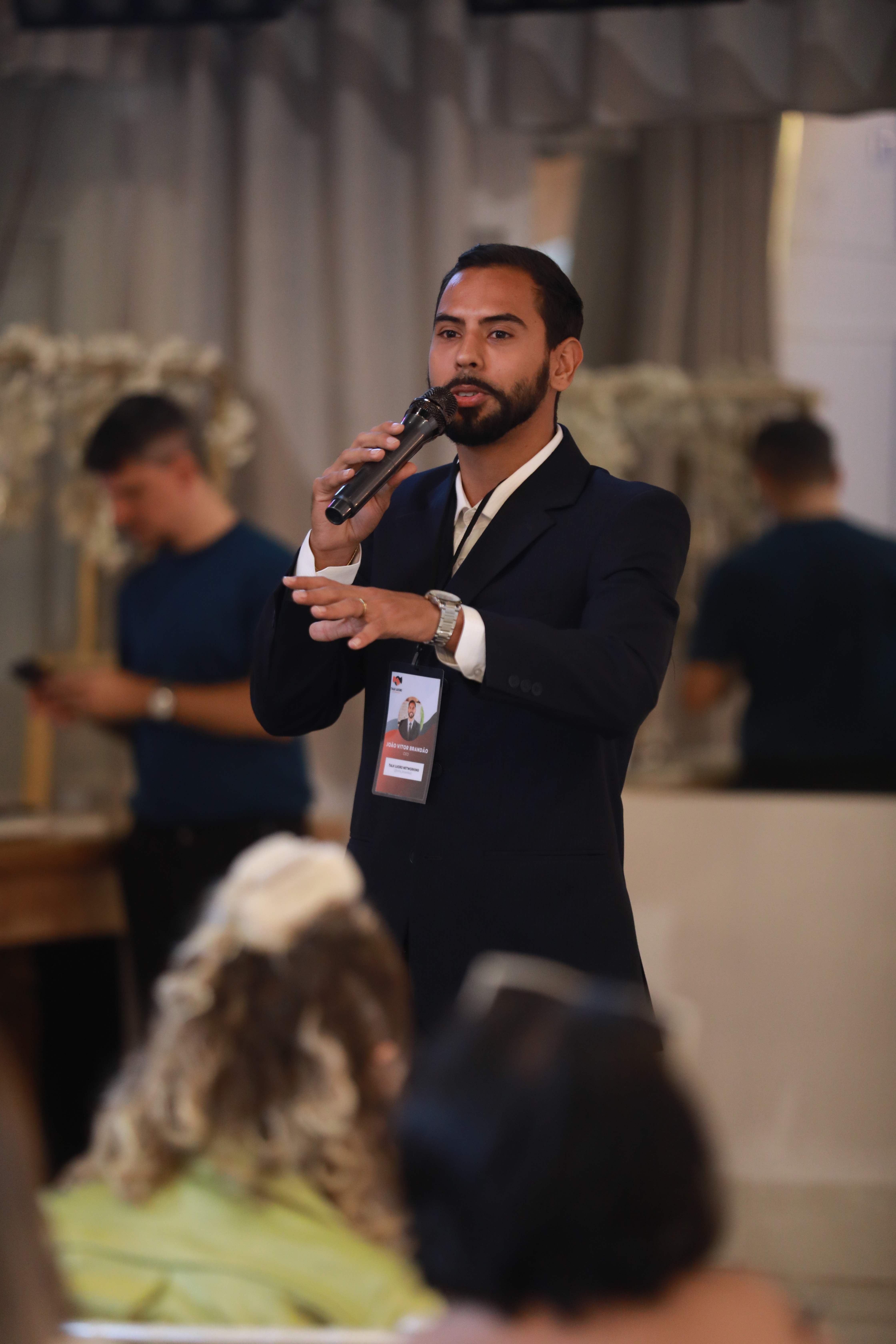 João Vitor com microfone em evento