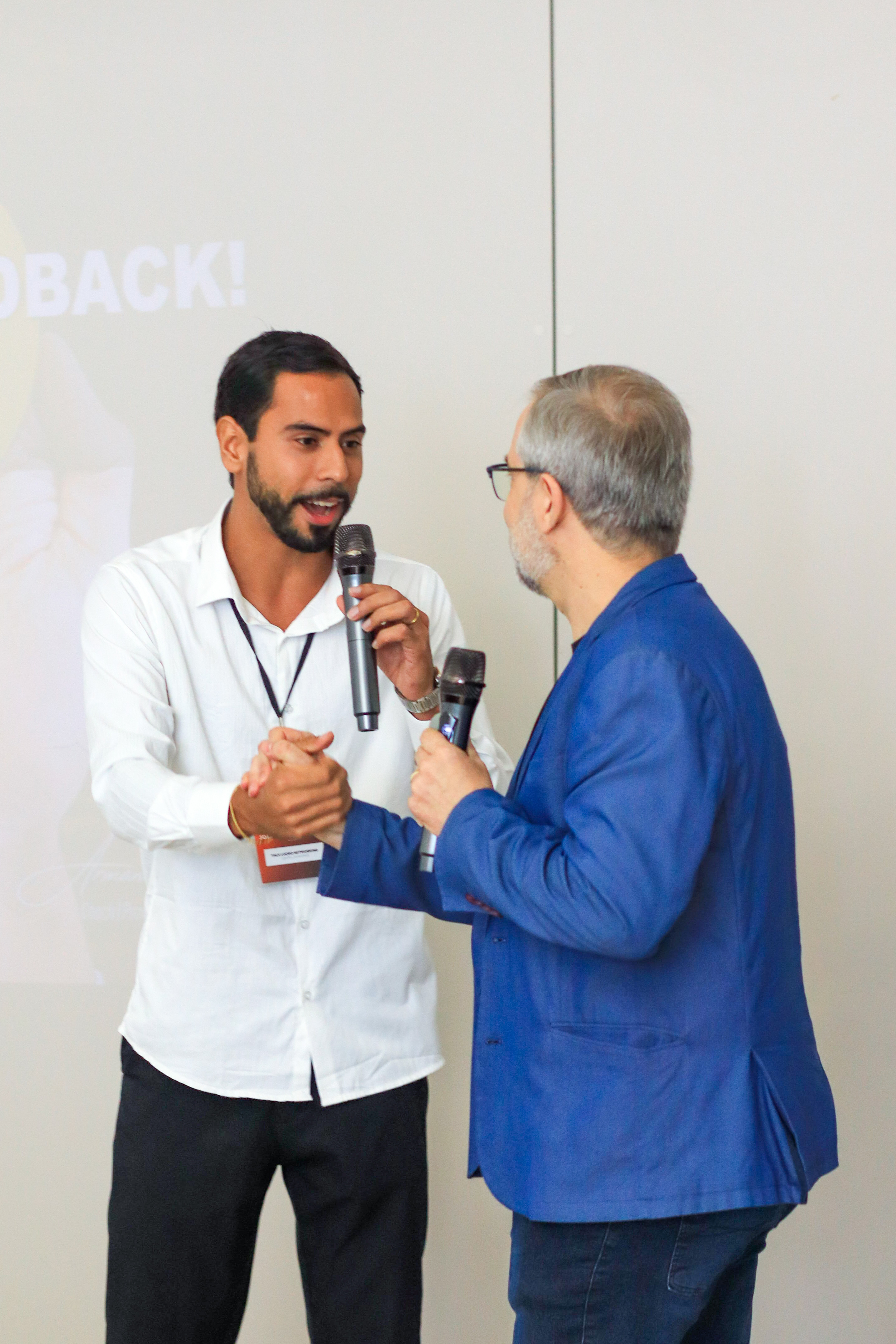 Conversa com convidado no palco